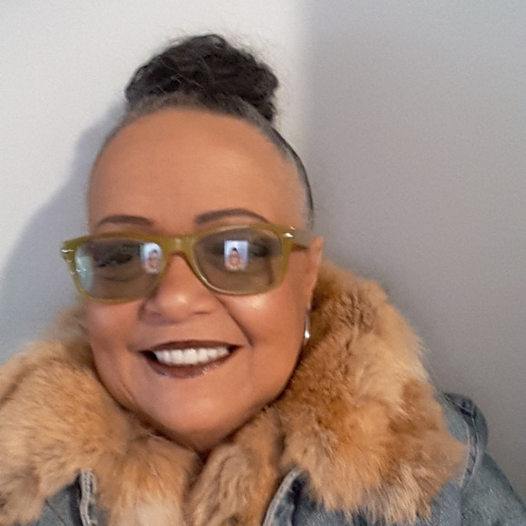 Meet your Posher, Cheryl - Picture 1 of 1